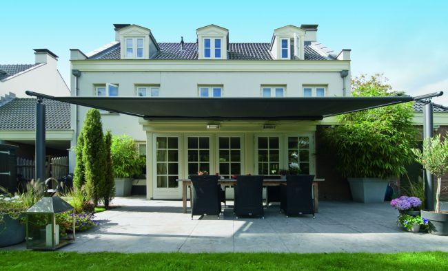 Ukázka zastínění terasy pomocí pergoly se skládací střechou. Pergola Plaza Home