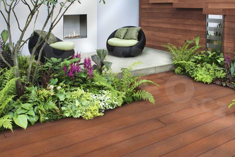 Soukromá designová terasa s krbem a podlahou Millboard Enhanced Grain - Jarrah