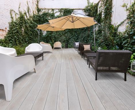 Terasa Millboard Limed Oak pod slunečníky