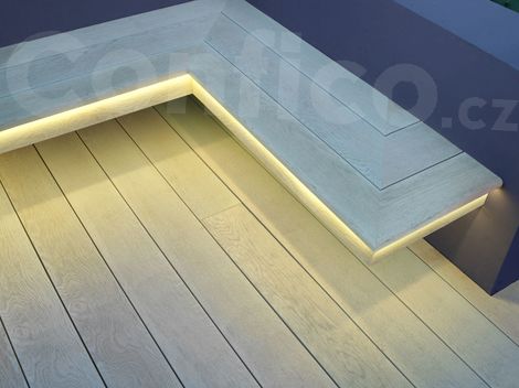 Terasa a rohová lavice z prken Millboard Limed Oak doplněná o spodní LED osvětlení