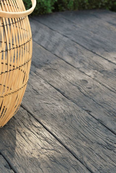 Detailní pohled na Millboard Weathered Oak Embered terasová prkna s designovou proutěnou lampou