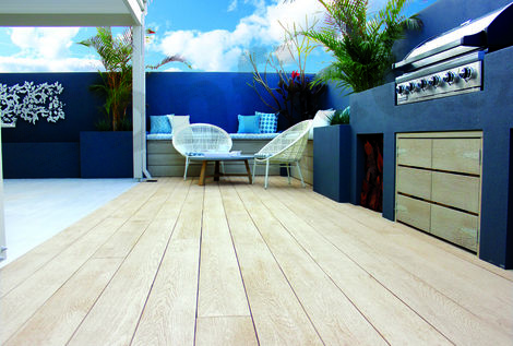 Letní kuchyň s podlahou Millboard Enhanced Grain - Limed Oak