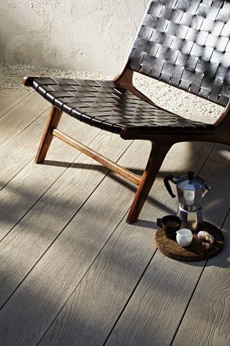 Kožené křeslo a kávovar na podlaze Millboard Enhanced Grain - Limed Oak