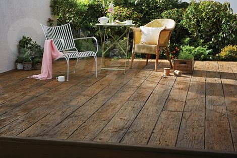 Rustikální podlaha Millboard Weathered Oak Vintage s venkovským nábytkem.