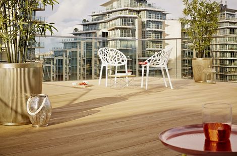 Střešní terasa Millboard Enhanced Grain Golden Oak s výhledem na město