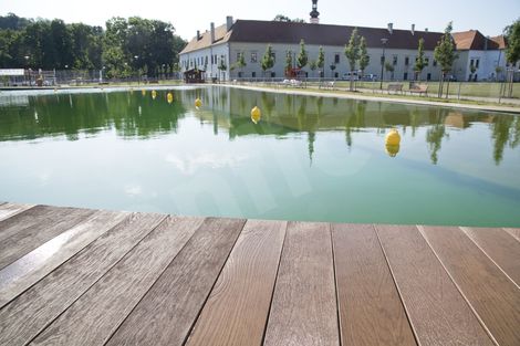 Pohled z mola přes jezero na zámek Oslavany.